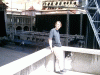 Farki, h�tt�rben az �p�l� sz�npad